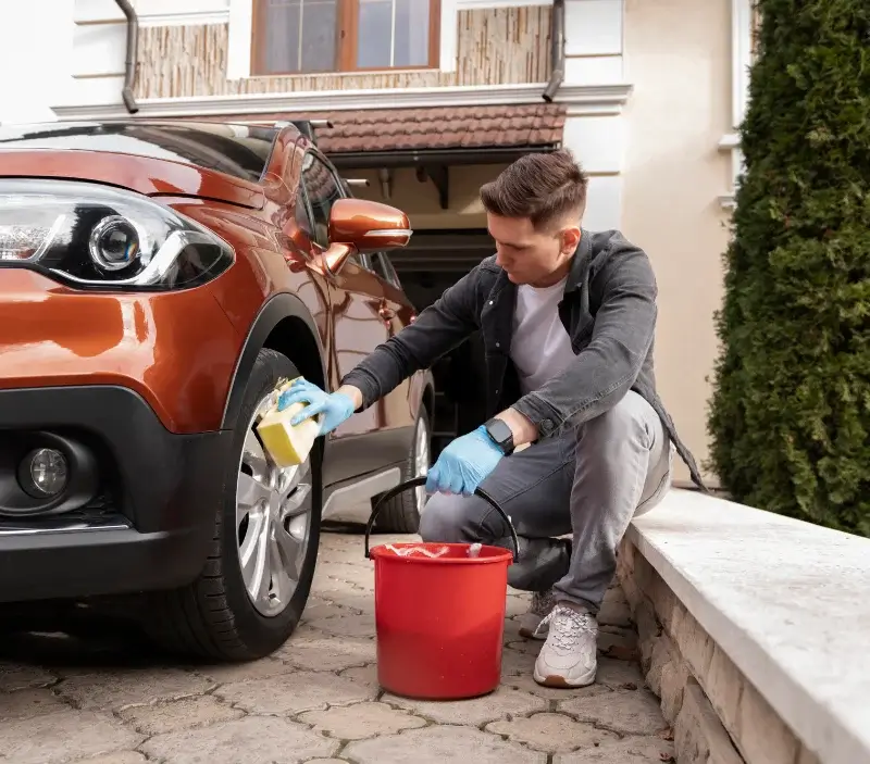 Lavage auto à domicile Orchamps : professionnel intervenant sur un véhicule